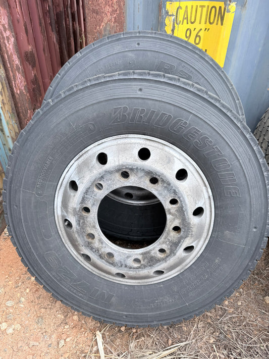 Bridgestone Tire 285/70R19.5 M+S with rim