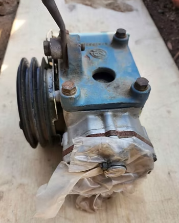 Detroit Diesel Serie 60 A/C Compressor and Mounting Bracket 23520826