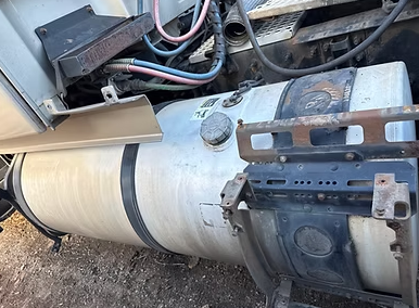 Volvo 2003 driver side fuel tank 150gal
