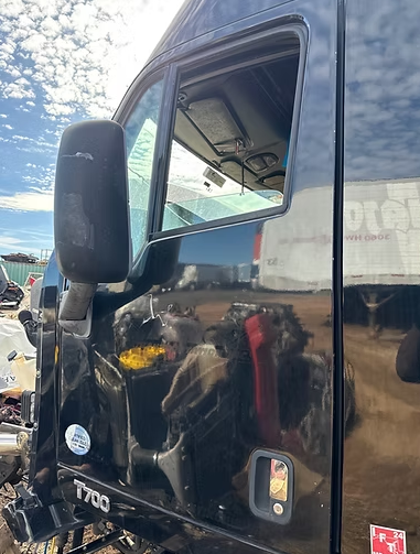 Door LH Kenworth T700 2015