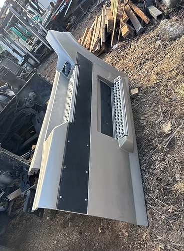 2003-2007 Volvo VNL RH Front Skirt - Used