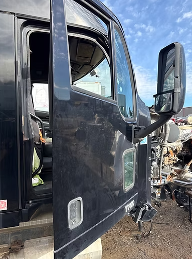 Kenworth 2015 T 700 right door panel