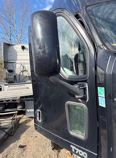 Kenworth 2015 T 700 right door panel