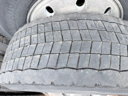 Continental hybrid HD3 285/70R19.5 tire with rim