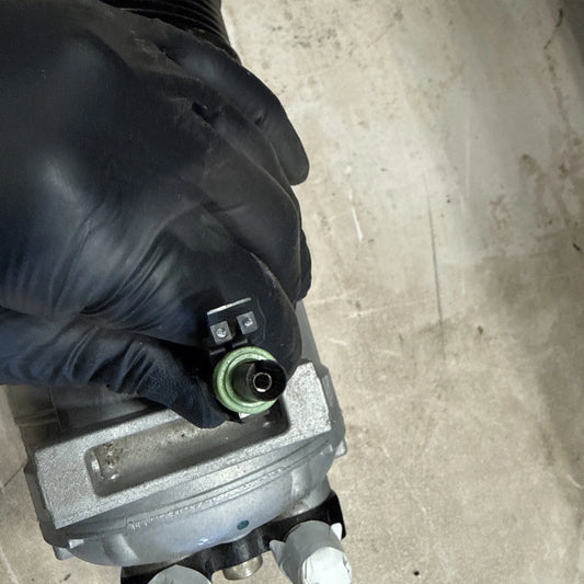 A/C Compressor w/Clutch for Carrier / Universal / TM16 8GR 12 Volts
